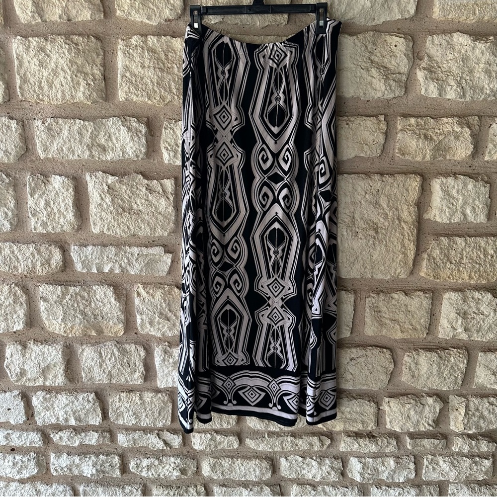 Travelers by Chico’s maxi skirt with elastic band.